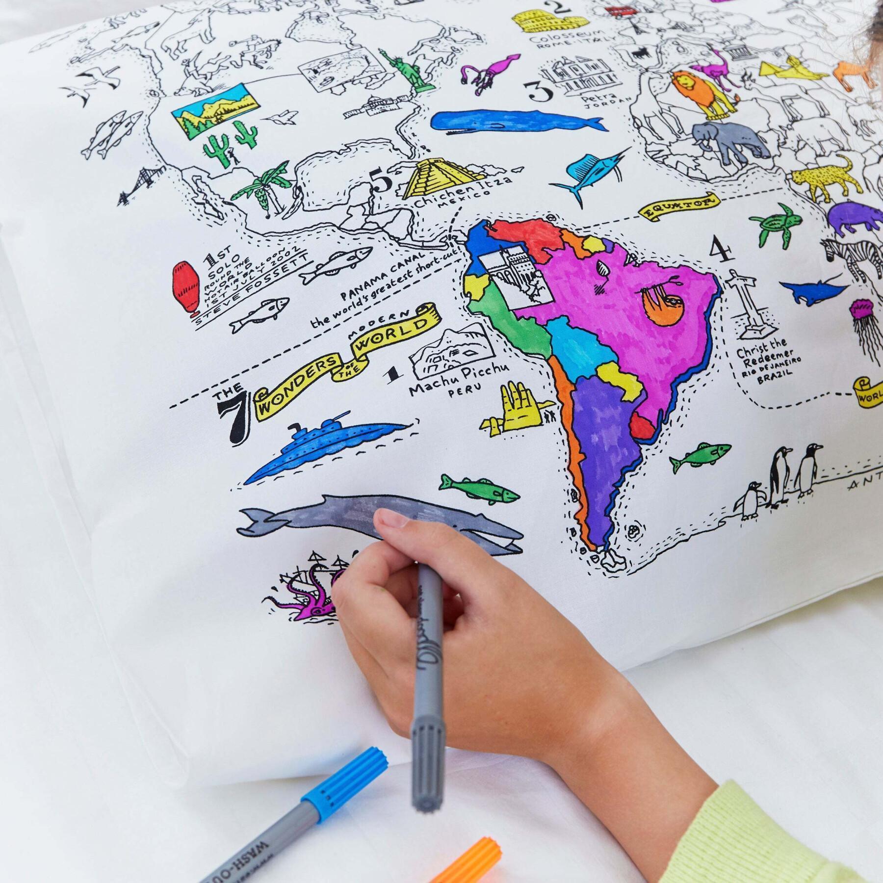 Taie oreiller colorier et apprendre enfant - Carte du monde Eat Sleep Doodle [Taille 75x50 cm]
